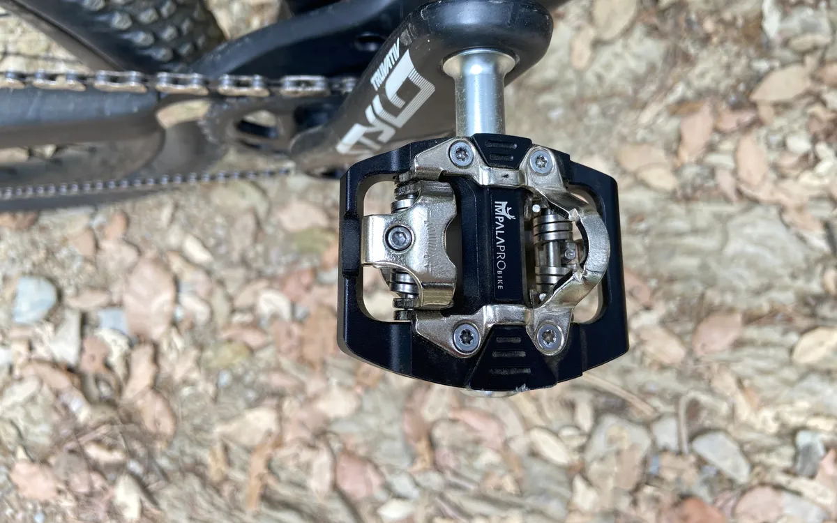 Dual-function pedal with a cleat mechanism fitted to a mountain bike